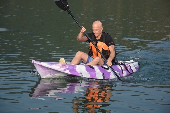 Siediti su una top canoa da pesca kayak con 60 kg / 132 libbre capacità di carico e tecnologia avanzata