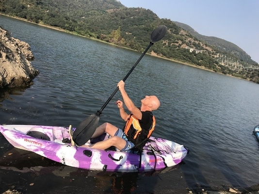 Siediti su una top canoa da pesca kayak con 60 kg / 132 libbre capacità di carico e tecnologia avanzata