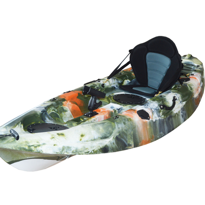 Vivi l'emozione della pesca con la nostra famiglia di una persona seduta in cima a una canoa e a un kayak